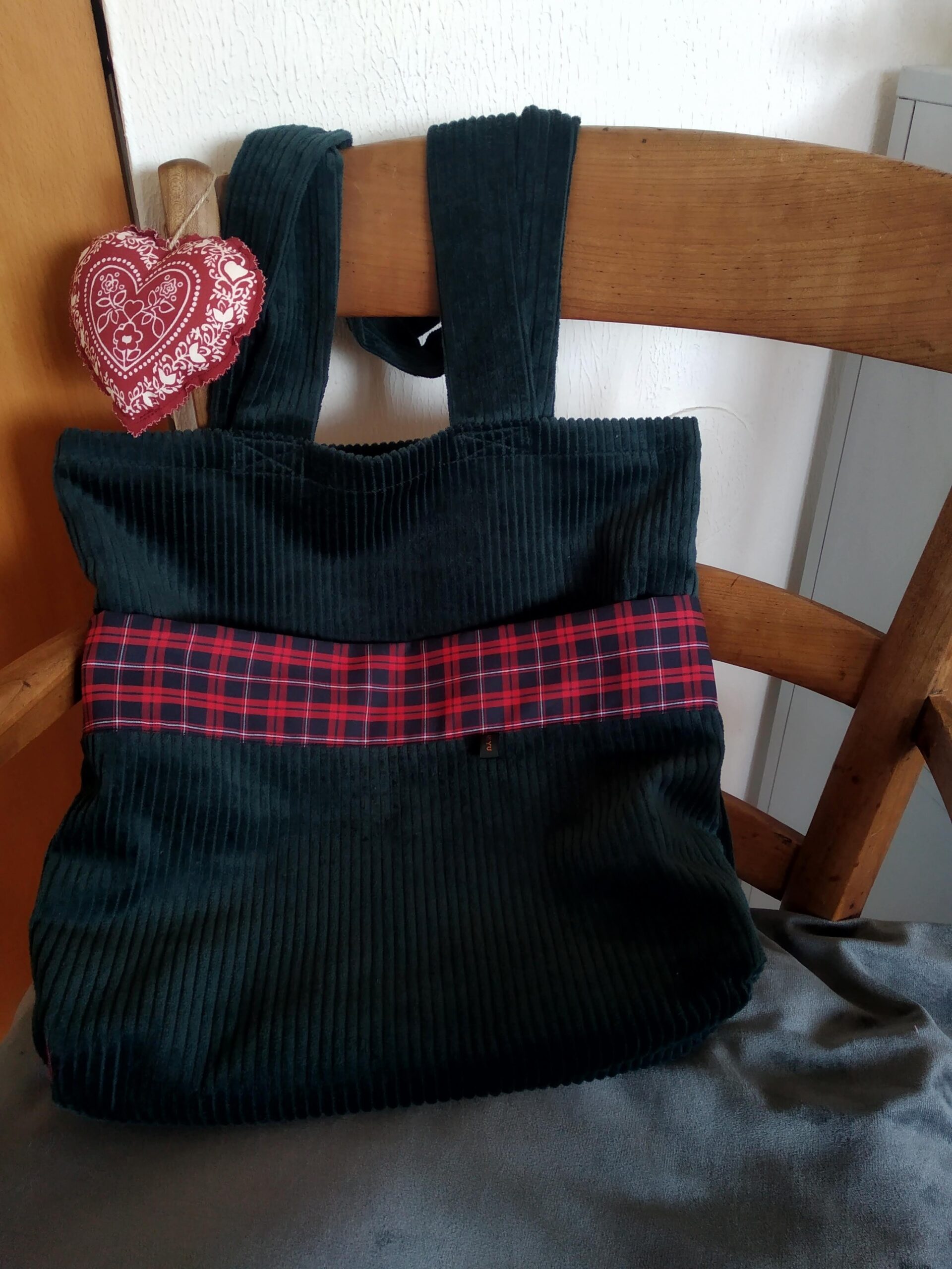 Sac anthracite tartan rouge